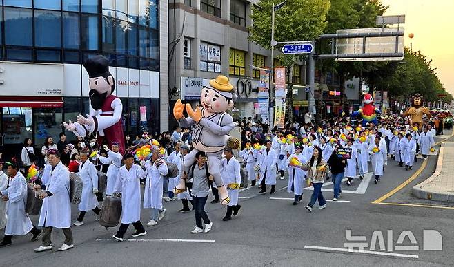 [고창=뉴시스] 김종효 기자 = '제51회 고창모양성제' 전야제 행사가 열린 9일 모양성제의 시작을 알리는 거리퍼레이드가 진행 중이다. 대형 풍선인형을 동원한 고창읍 주민들의 행렬이 지나고 있다. 2024.10.09. kjh6685@newsis.com  *재판매 및 DB 금지