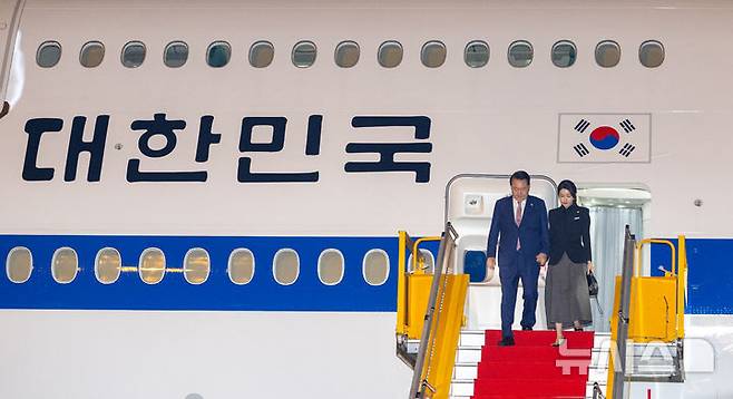 [비엔티안=뉴시스] 최진석 기자 = 아세안(ASEAN·동남아시아국가연합) 정상회의 참석차 라오스를 방문한 윤석열 대통령과 부인 김건희 여사가 9일(현지시각) 비엔티안 왓타이 국제공항에 도착해 공군 1호기에서 내리고 있다. 2024.10.09. myjs@newsis.com