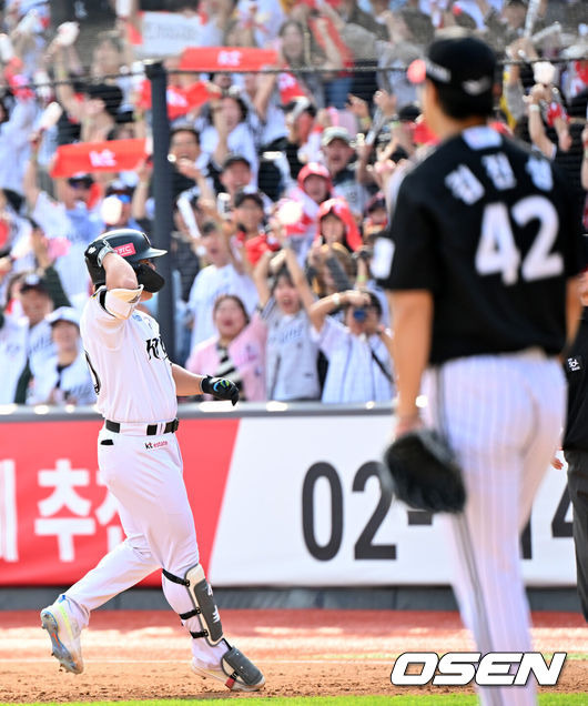 [OSEN=수원, 민경훈 기자] 9일 수원KT위즈파크에서 2024 신한 SOL뱅크 KBO 포스트시즌 준플레이오프 4차전 KT 위즈와 LG 트윈스의 경기가 진행됐다.이날 KT는 쿠에바스를, LG는 엔스를 선발 투수로 내세웠다.5회말 KT 선두타자 강백호가 우중월 솔로 홈런을 때린 후 그라운드를 돌며 환호하고 있다. 2024.10.09 /  rumi@osen.co.kr