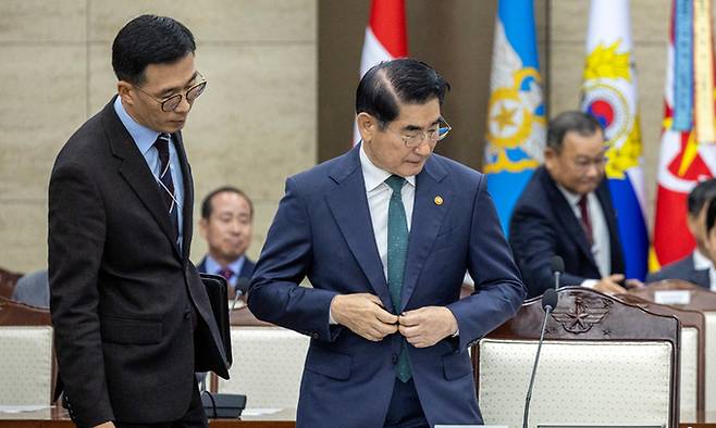 김용현 국방부 장관이 8일 서울 용산구 국방부에서 열린 국정감사에 참석하고 있다. 국회사진기자단