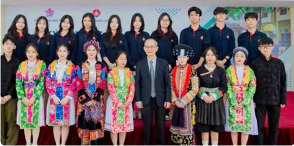 베트남 하장성 메오박 지역에서 영어 교사가 부족한 상황을 해결하기 위해 소수민족 학생 33명에게 대학에서 영어를 전공할 수 있도록 매달 500만동(약 28만원)씩을 지원하고 있다(사진-Tạp chí VietTimes)