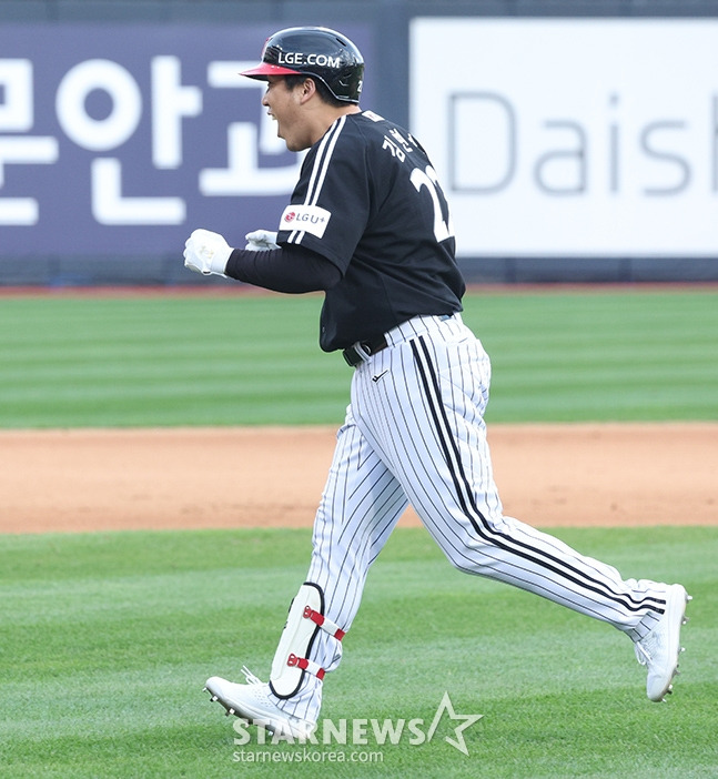 LG 김현수가 9일 열린 2024 KBO 준플레이오프 4차전에서 8회 적시타를 친 후 대주자로 교체되고 있다. /사진=김진경 대기자