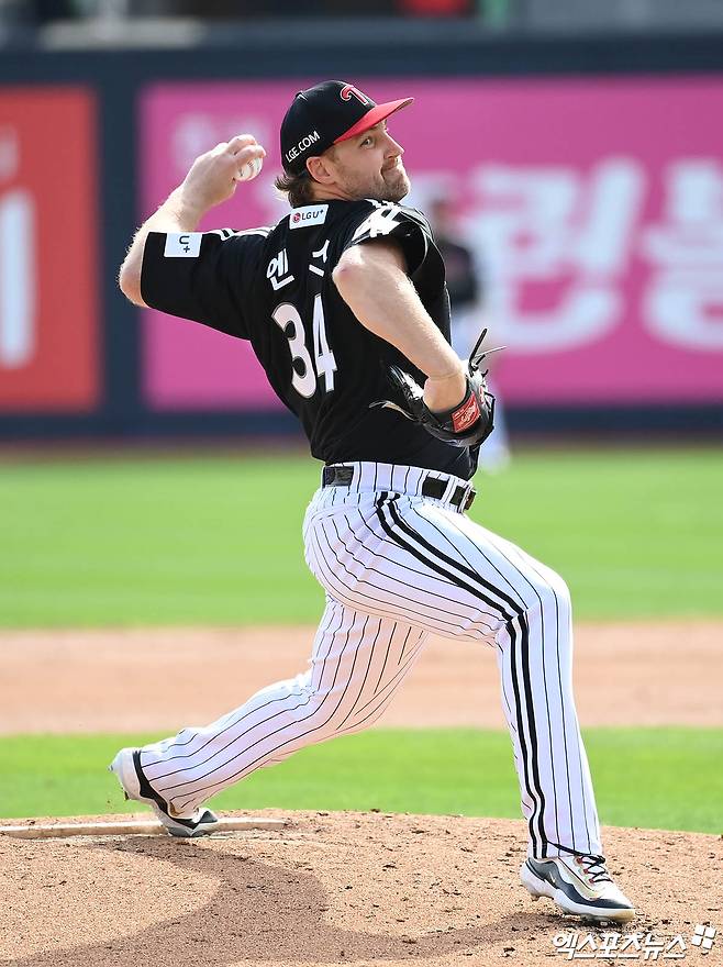 9일 오후 수원케이티위즈파크에서 열린 '2024 신한 SOL Bank KBO 포스트시즌' LG 트윈스와 KT 위즈의 준플레이오프 4차전 경기, 1회말 LG 선발투수 엔스가 역투하고 있다. 수원, 박지영 기자