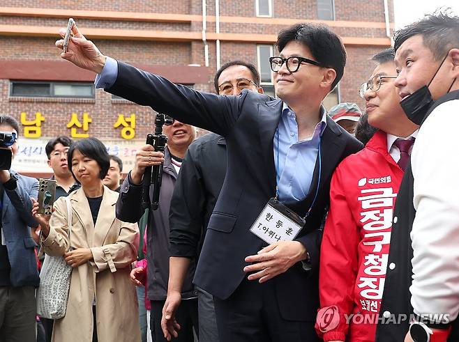 한동훈, 부산서 1박2일 보궐선거 지원유세 (부산=연합뉴스) 손형주 기자 = 국민의힘 한동훈 대표가 6일 오전 부산 금정구 남산성당 앞에서 신도들과 사진을 찍으며 윤일현 금정구청장 보궐선거 후보 지지를 호소하고 있다. 2024.10.6 handbrother@yna.co.kr