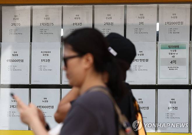 빌라 매물  (서울=연합뉴스) 류영석 기자 = 서울의 한 빌라 밀집지역 공인중개사에 빌라 매매 등 매물 가격표가 붙어 있다. 2024.9.22 ondol@yna.co.kr