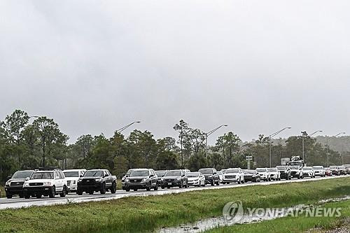 허리케인 밀턴 피해 대피하는 플로리다 주민들 [네이플스[플로리다] AFP=연합뉴스. 재판매 및 DB 금지]