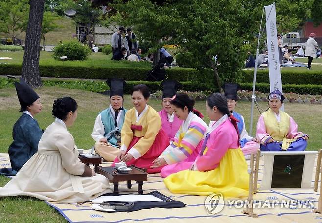 오죽헌서 율곡 7남매 효도 진다례 시연 [연합뉴스 자료사진]