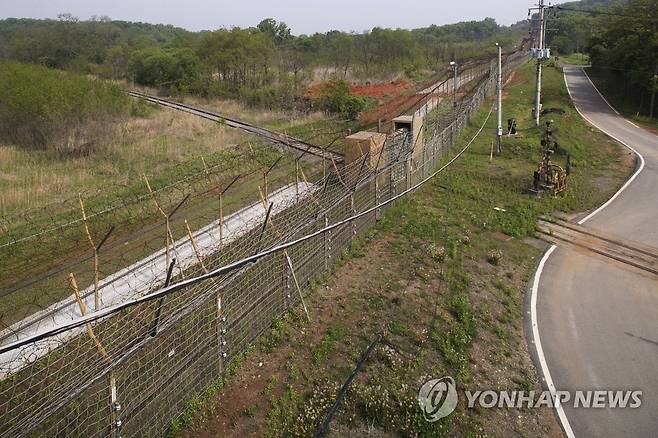 DMZ로 이어진 경의선 철길 [연합뉴스 자료사진]