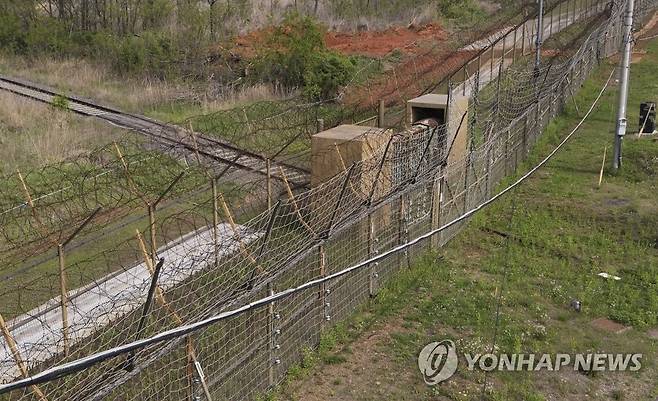 철책으로 가로막힌 경의선 철로 [연합뉴스 자료사진]