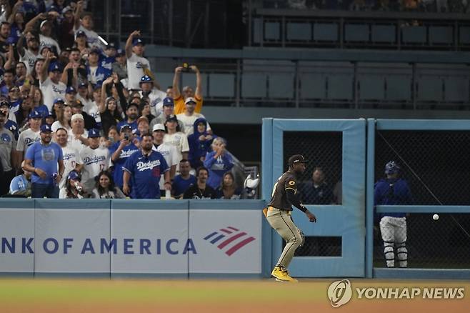 다저스 팬들과 설전 벌이는 프로파르 [AP=연합뉴스 자료사진]