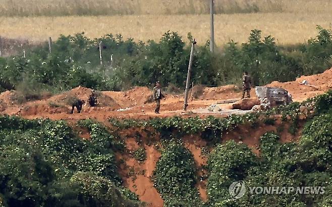 북 "南연결 도로·철도 완전단절하고 요새화 공사” (파주=연합뉴스) 윤동진 기자 = 북한이 남측과 연결되는 도로·철도를 9일부터 완전히 끊고 '남쪽 국경'을 완전히 차단·봉쇄하는 요새화 공사를 진행한다고 선언했다. 사진은 이날 오두산 전망대에서 바라본 북한 황해북도 개풍군 일대. 2024.10.9 mon@yna.co.kr