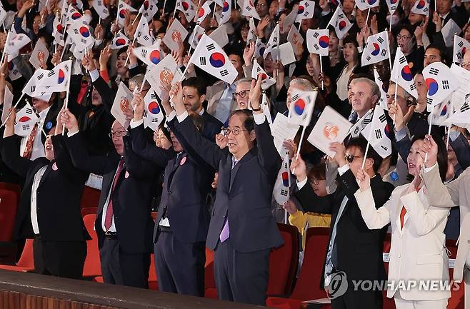 한글날 만세삼창 하는 한덕수 국무총리 (서울=연합뉴스) 최재구 기자 = 한덕수 국무총리가 9일 서울 종로구 세종문화회관 대극장에서 열린 제578돌 한글날 경축식에서 참석자들과 만세삼창 하고 있다. 2024.10.9 jjaeck9@yna.co.kr