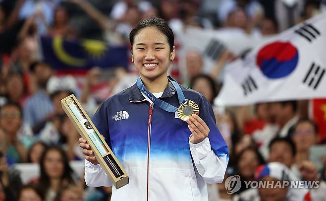 배드민턴 안세영, 28년 만에 올림픽 단식 우승 (파리=연합뉴스) 김인철 기자 = 5일(현지시간) 프랑스 파리 포르트드 라 샤펠 아레나에서 열린 2024 파리올림픽 배드민턴 여자 단식 결승전에서 중국 허빙자오를 이기고 우승을 차지한 한국 안세영이 시상대에 올라 금메달을 목에 걸고 있다. 2024.8.5 yatoya@yna.co.kr