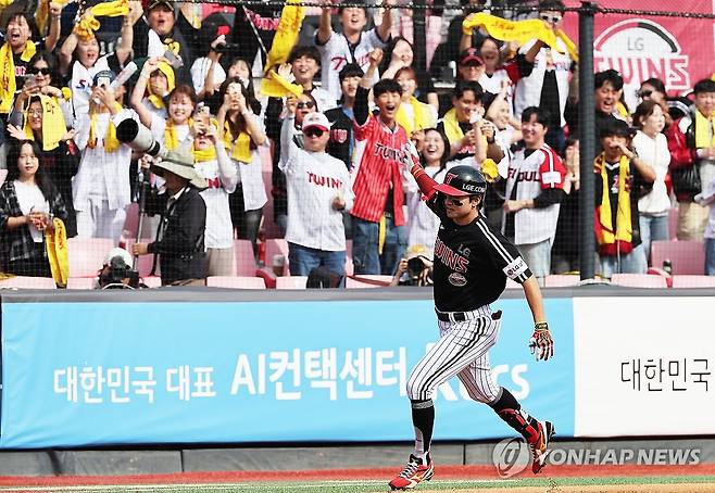 기뻐하는 박해민 (수원=연합뉴스) 홍기원 기자 = 9일 수원 KT위즈파크에서 열린 2024 프로야구 신한 SOL뱅크 KBO 포스트시즌 준플레이오프 4차전 LG 트윈스와 kt wiz의 경기. 2회초 2사 주자 없을 때 LG 박해민이 홈런을 치고 기뻐하고 있다. 2024.10.9 xanadu@yna.co.kr