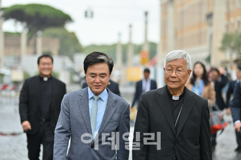 김태흠 충남지사(왼쪽)가 8일(현지시각) 이탈리아 로마 교황청에서 유흥식 성직자성 장관(추기경)을 접견하고 있다. (사진=충남도 제공)