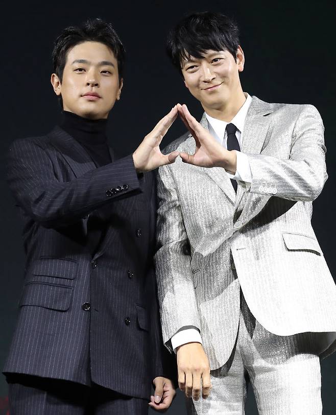 배우 박정민과 강동원(오른쪽)이 10일 서울 종로구 JW 메리어트 동대문 스퀘어에서 진행된 넷플릭스 영화 ‘전,란’(감독 김상만) 제작보고회에 참석해 포즈를 취하고 있다.(사진=뉴스1)