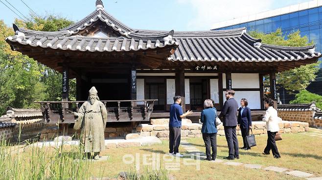 지난 8일 과천을 방문한 네마냐 그르비치 주한 세르비아 대사와 신계용 과천시장이 과지초당을 둘러보고 있다.(사진=과천시)