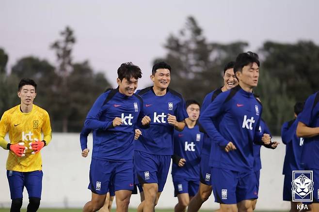 한국은 10일 오후 11시(한국시간) 요르단 암만 국제경기장에서 요르단을 상대로 2026 FIFA 북중미 월드컵 아시아 3차 예선 B조 3차전을 치른다. 김민재(왼쪽에서 세 번째)는 손흥민 대신 주장을 맡는다. (대한축구협회 제공)