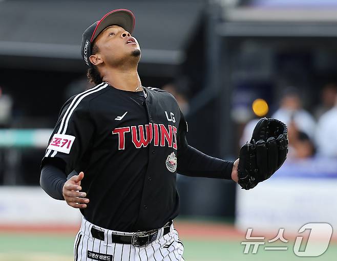 9일 오후 경기 수원시 장안구 KT위즈파크에서 열린 프로야구 '2024 신한 SOL 뱅크 KBO 포스트시즌' 준플레이오프 4차전 LG 트윈스와 KT 위즈의 경기, LG 에르난데스가 9회말 2사 3루에서 실점 없이 이닝을 마친 뒤 더그아웃으로 향하고 있다. 2024.10.9/뉴스1 ⓒ News1 김진환 기자