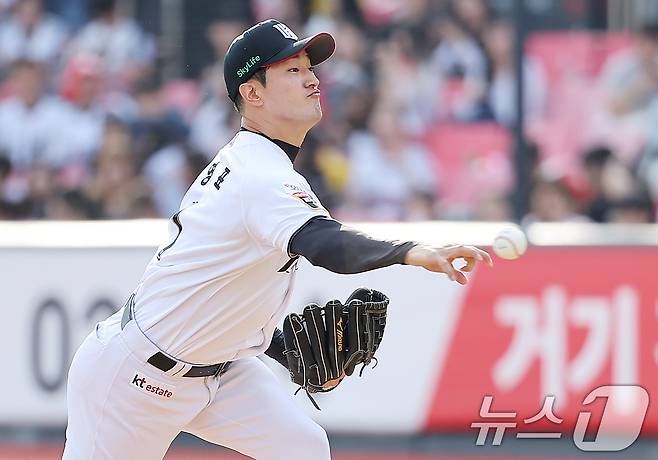 9일 오후 경기 수원시 장안구 KT위즈파크에서 열린 프로야구 '2024 신한 SOL 뱅크 KBO 포스트시즌' 준플레이오프 4차전 LG 트윈스와 KT 위즈의 경기, kt 고영표가 6회초 등판해 힘차게 공을 던지고 있다. 2024.10.9/뉴스1 ⓒ News1 김진환 기자