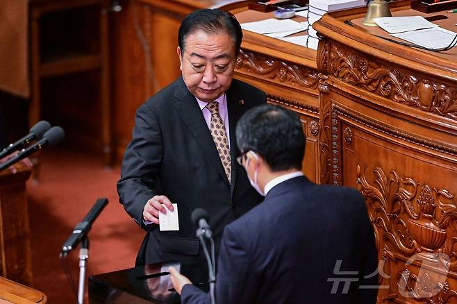 1일 일본 도쿄 국회에서 노다 요시히코 전 총리 겸 입헌민주당 대표가 차기 총리 선출을 위해 투표하고 있다. 2024.10.01/ ⓒ AFP=뉴스1 ⓒ News1 권진영 기자