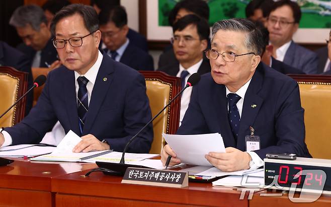 이한준 한국토지주택공사(LH) 사장(오른쪽)이 10일 오전 서울 여의도 국회 국토교통위원회에서 열린 한국토지주택공사 등에 대한 국정감사에서 질의에 답변하고 있다. 2024.10.10/뉴스1 ⓒ News1 김민지 기자