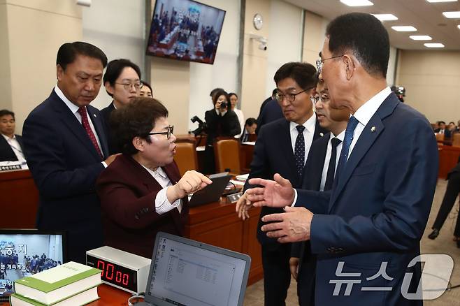 10일 오후 서울 여의도 국회에서 열린 환경노동위원회의 고용노동부에 대한 국정감사에서 김문수 장관의 '역사관'을 이유로 안호영 위원장이 김 장관의 퇴장 요청과 함께 정회, 임이자 의원 등 여당 의원들이 항의하며 박해철 더불어민주당 의원 등과 언쟁을 벌이고 있다. 2024.10.10/뉴스1 ⓒ News1 이광호 기자