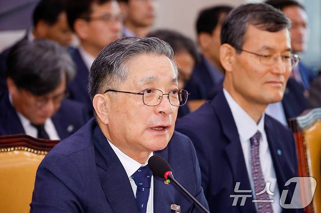 이한준 한국토지주택공사(LH) 사장이 10일 오후 서울 여의도 국회 국토교통위원회에서 열린 한국토지주택공사, 국토안전관리원 등 국정감사에서 의원 질의에 답하고 있다. 2024.10.10/뉴스1 ⓒ News1 안은나 기자