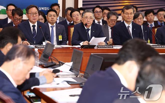 이한준 한국토지주택공사(LH) 사장이 10일 오전 서울 여의도 국회 국토교통위원회에서 열린 한국토지주택공사 등에 대한 국정감사에서 질의에 답변하고 있다. 2024.10.10/뉴스1 ⓒ News1 김민지 기자