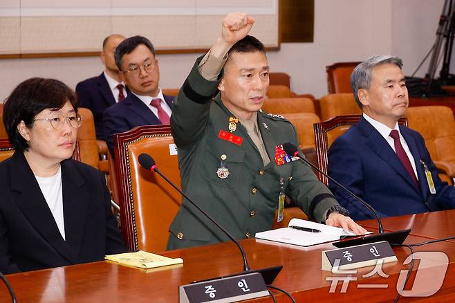 임성근 전 해병대 1사단장이 19일 오후 서울 여의도 국회 법제사법위원회에서 열린 '윤석열 대통령 탄핵소추안 즉각 발의 요청에 관한 청원 관련 1차 청문회'에서 정청래 위원장을 향해 발언 기회를 요구하고 있다. 2024.7.19/뉴스1 ⓒ News1 안은나 기자