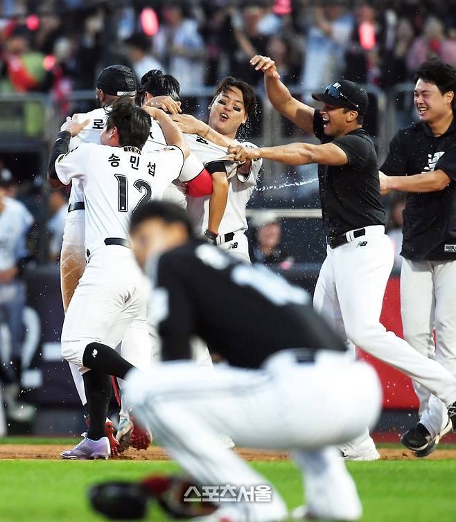 KT 선수들이 9일 수원케이티위즈파크에서 열린 2024 KBO 준플레이오프 4차전 LG와 경기에서 11회말 심우준의 끝내기 안타로 승리한 후 그라운드로 뛰어나와 함께 기뻐하고 있다. 수원 | 박진업 기자 upandup@sportsseoul.com