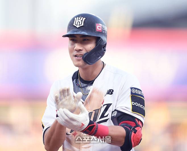 KT 심우준이 9일 수원 KT위즈파크에서 열린 LG와 2024 KBO 준플레이오프 4차전 8회말 1사 중전안타를 친 후 박수를 치고 있다. 수원 | 최승섭기자 thunder@sportsseoul.com