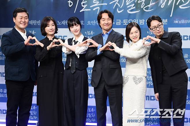 10일 서울 상암동 MBC 골든마우스홀에서 MBC 금토드라마 '이토록 친밀한 배신자' 제작발표회가 열렸다. 배우 윤경호, 오연수, 채원빈, 한석규, 한예리, 노재원(왼쪽부터)이 포즈 취하고 있다. 이 드라마는 국내 최고의 프로파일러가 수사 중인 살인사건에 얽힌 딸의 비밀을 알게 되며 벌어지는 이야기를 담은 스릴러 물이다. 정재근 기자 cjg@sportschosun.com/2024.10.10/