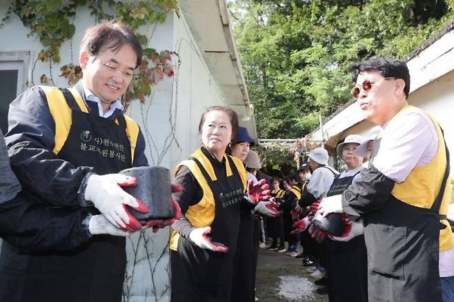 이동환 고양시장이 ‘자비의 연탄 나누기’행사에 참석해 연탄을 나르고 있다. ＜사진=고양시＞