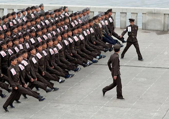 북한 평양의 김일성광장에서 훈련 중인 북한 군인들