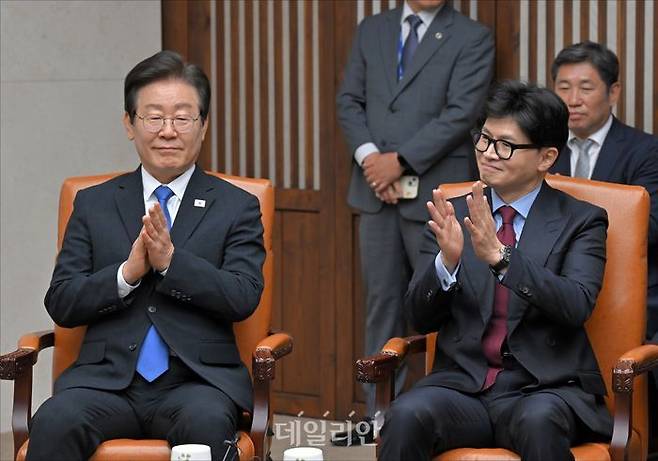 한동훈 국민의힘 대표와 이재명 더불어민주당 대표가 지난달 국회본청 의장접견실에서 열린 22대 국회 개원식 겸 정기국회 개회식 사전환담에서 우원식 국회의장의 모두발언에 박수치고 있다. ⓒ데일리안 홍금표 기자