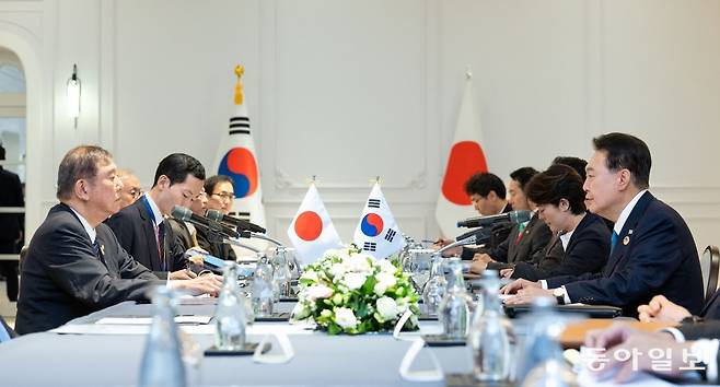 윤석열 대통령과 이시바 시게루 일본 총리가 10일 라오스 비엔티안의 한 호텔에서 정상회담을 하고 있다. 2024.10.10.  송은석 기자 silverstone@donga.com