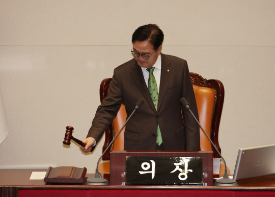 우원식 국회의장이 4일 오후 열린 국회 본회의에서 의사봉을 두드리고 있다. <연합뉴스>