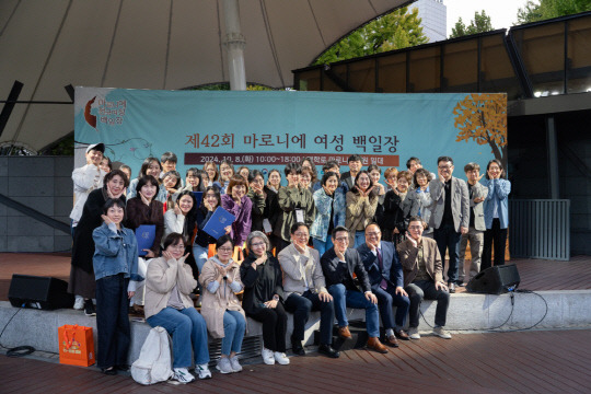 '제42회 마로니에 여성 백일장' 대회 수상자들과 대회 관계자들이 함께 기념사진을 찍고 있다. 동아쏘시오그룹 제공.