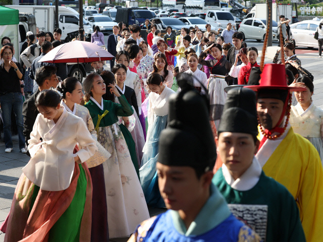 지난달 26일 오후 서울 종로구 인사동 거리에서 한복 패션쇼에 참가한 모델들이 패션쇼가 시작되기를 기다리고 있다. 연합뉴스