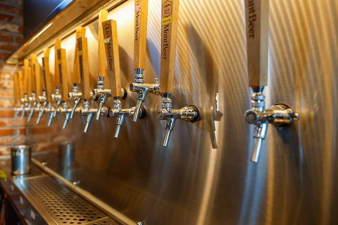 몽트비어 2층에 있는 비어 바에선 갓 제조된 신선하고 다양한 수제맥주를 맛볼 수 있다.