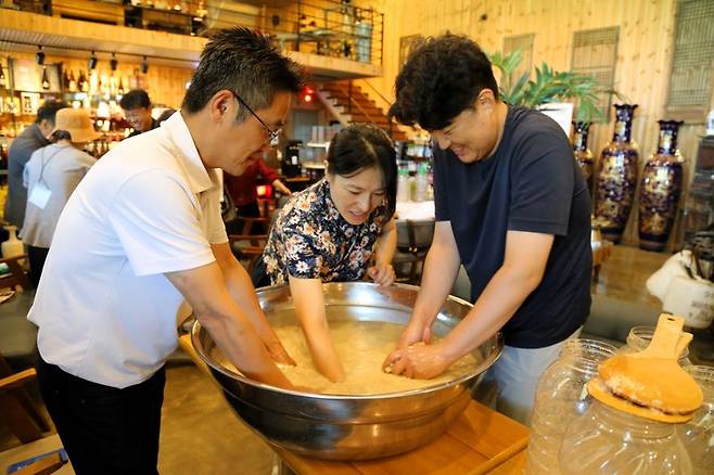 충남 서천 삼화양조장에서는 한산소곡주 만들기 체험을 할 수 있다.