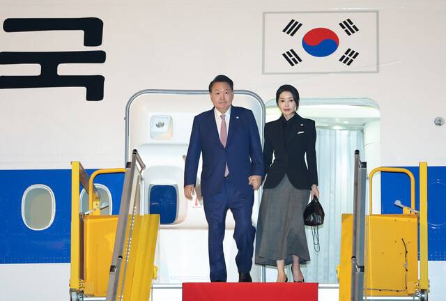 아세안 정상회의에 참석하는 윤석열 대통령과 김건희 여사가 지난 9일(현지시간) 라오스 비엔티안 왓타이 국제공항에 도착해 전용기인 공군 1호기에서 내리고 있다. 연합뉴스