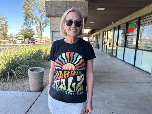 6일 미국 애리조나주 템피 시내에서 만난 카멀라 해리스 부통령의 지지자 캐런 길포드. 그는 과거 도널드 트럼프 전 대통령을 지지했지만, 트럼프 전 대통령의 거짓말에 환멸을 느껴 지지 성향을 바꿨다고 설명했다. 템피=이서희 특파원