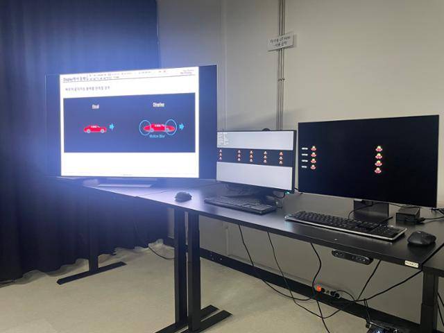 7일 경기 파주시 LG디스플레이 본사에서 'UFO 테스트'를 이용해 초당 480프레임의 표현이 가능한 모니터 화면(오른쪽)을 테스트하는 모습. 위로 갈수록 UFO의 프레임 수가 2배씩 늘었다. LG디스플레이 제공