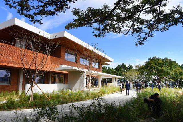 지난달 24일 개관식과 함께 시민들에게 복합문화공간으로 전면 개방한 옛 부산시장 관사. 무엇이든 자유롭게 도모하는 공간이라는 의미를 담아 '도모헌'이라는 이름을 붙였다. 부산시 제공