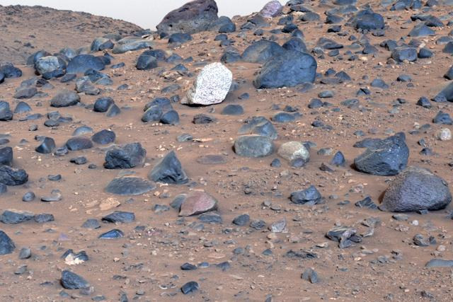 미국 항공우주국(NASA· 나사)의 화성탐사선 퍼서비어런스가 촬영한 '워시번 산(와이오밍주 옐로스톤 국립공원에 있는 산 이름에서 따옴)' 지대에서 관찰된 옅은 붉은색의 토양 위에 푸른빛을 띄는 화산 현무암들. 이 바위지대는 화성의 고대 호수 바닥을 조사하던 중 발견한 곳으로 푸른 바위들판 속에 어두운 반점이 있는 밝은 색조의 바위를 발견해 '아토코 포인트'라는 별명을 붙였다. 나사·UPI 연합뉴스