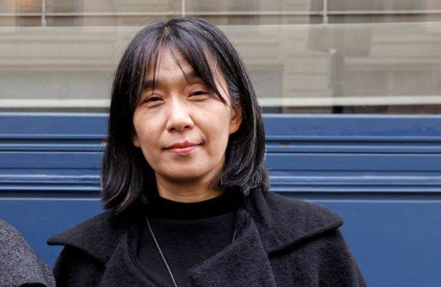 2023년 11월 한강 작가가 '작별하지 않는다'로 프랑스 메디치 외국 문학상을 수상한 후 사진 촬영에 응하고 있다. 파리=AFP 연합뉴스