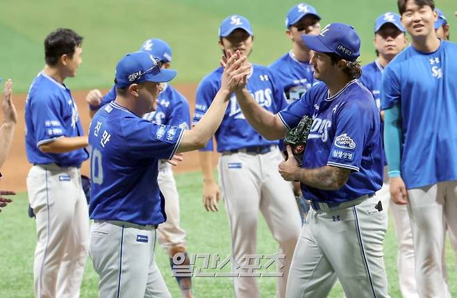 27일 오후 고척스카이돔에서 열린 프로야구 삼성과 키움 경기. 삼성 선발 코너가 1-0 완봉승을 거두고 박진만 감독과 하이파이브 하고있다. 고척=정시종 기자 capa@edaily.co.kr /2024.08.27.