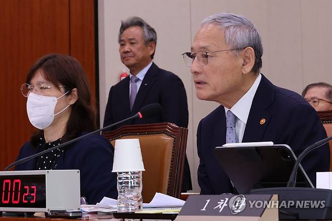 답변하는 유인촌 문화체육관광부 장관_(서울=연합뉴스) 김주성 기자 = 유인촌 문화체육관광부 장관이 26일 오전 국회에서 열린 문화체육관광위원회 전체 회의에서 위원 질의에 답하고 있다. 왼쪽부터 장미란 문화체육관광부 제2차관, 이기흥 대한체육회장, 유인촌 장관. 2024.8.26 utzza@yna.co.kr